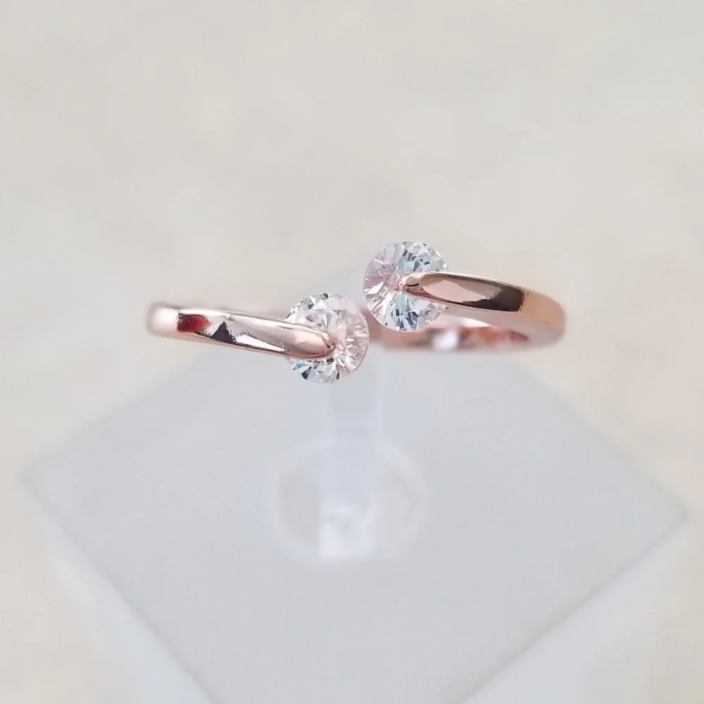 Delicate 18k Ring - Picture 1 of 6